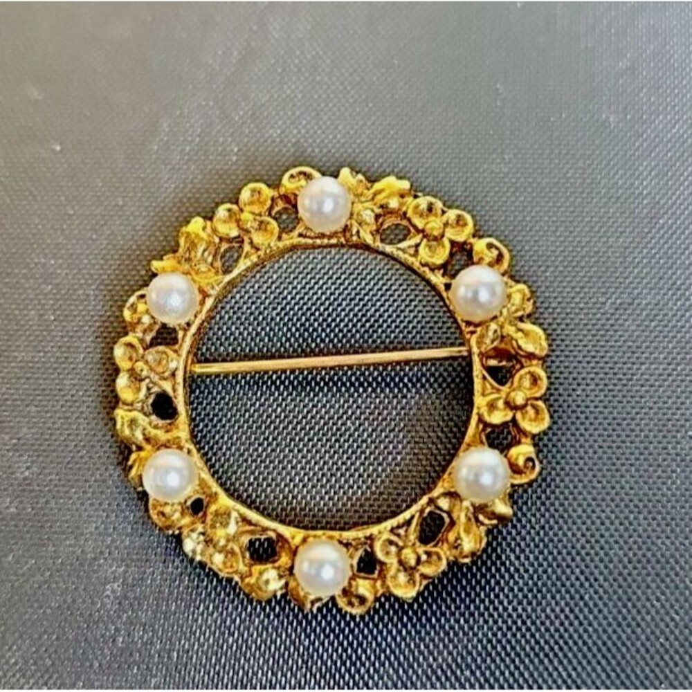 Vintage Gold Tone Circle Brooch Faux Pearl Floral Round Pin Classic Jewelry